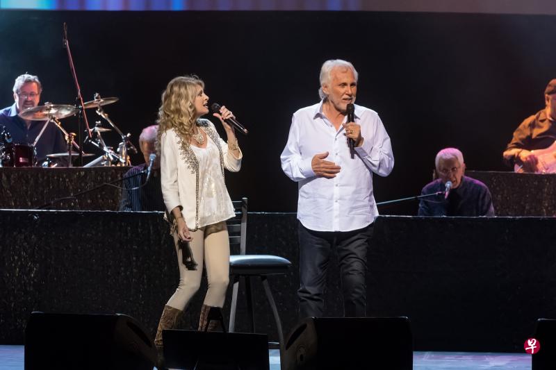 肯尼罗杰斯(右)2016年8月本地开唱,Linda Davis当嘉宾。(Unusual提供) 肯尼罗杰斯(右)2016年8月本地开唱,Linda Davis当嘉宾。(Unusual提供)