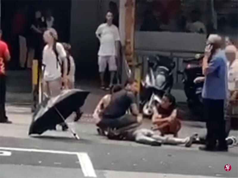 事发后不少人上前查看阿嫲情况,还有医生尝试用白色毛巾垫着阿嫲的头。(受访者提供) 事发后不少人上前查看阿嫲情况,还有医生尝试用白色毛巾垫着阿嫲的头。(受访者提供)