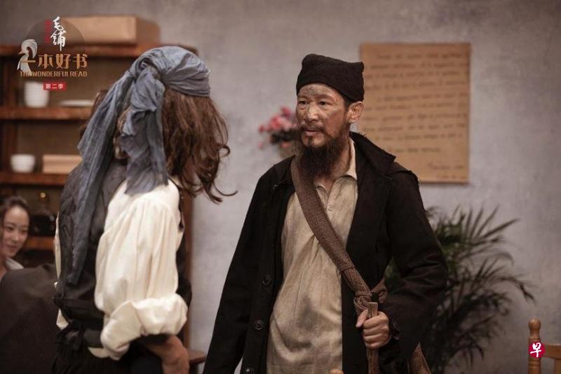 《一本好书》第二季,王劲松(右)在《悲惨世界》单元分饰三角。(互联网) 《一本好书》第二季,王劲松(右)在《悲惨世界》单元分饰三角。(互联网)