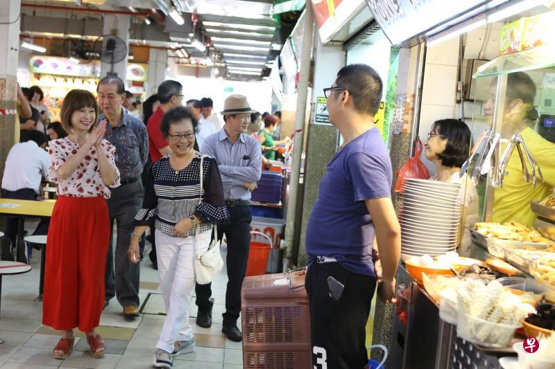 环境及水源部兼卫生部高级政务部长许连碹博士(左一)、珍珠百货商场联合会会长谢赛英(左二)、全国商联总会副会长林咏福(左一后方)和小贩部组长刘福记(左二后方)走访珍珠百货商场熟食中心的摊位。熟食中心计划在本月底获得新加坡保洁运动的认证,让食客可以安心享用美食。(林明顺摄) 环境及水源部兼卫生部高级政务部长许连碹博士(左一)、珍珠百货商场联合会会长谢赛英(左二)、全国商联总会副会长林咏福(左一后方)和小贩部组长刘福记(左二后方)走访珍珠百货商场熟食中心的摊位。熟食中心计划在本月底获得新加坡保洁运动的认证,让食客可以安心享用美食。(林明顺摄)