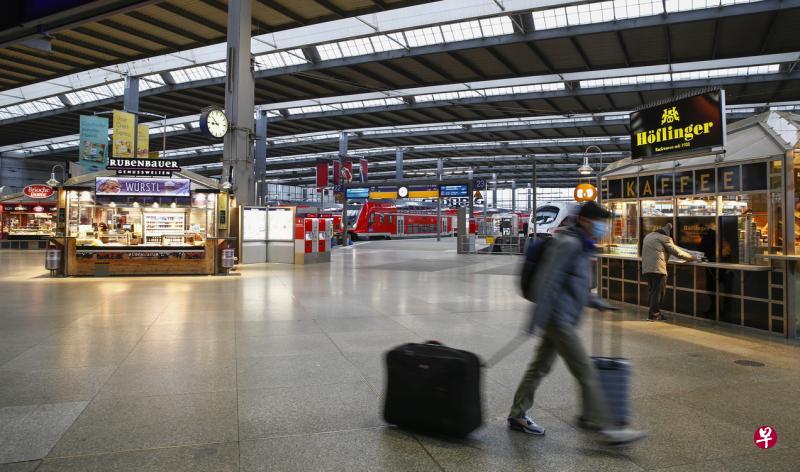 德国已有多州局部封城及实施宵禁,联邦政府很可能近日宣布锁国,以阻止疫情扩散。图为在慕尼黑中央火车站,往日人们熙来攘往的景象不再。(彭博社) 德国已有多州局部封城及实施宵禁,联邦政府很可能近日宣布锁国,以阻止疫情扩散。图为在慕尼黑中央火车站,往日人们熙来攘往的景象不再。(彭博社)