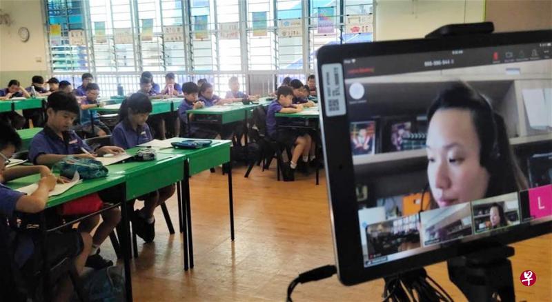 伟源小学教师郭惠香2月时得拿缺席假,她利用视讯通话软件,对着摄像机在家中授课,学生通过屏幕听课。教育部网络刊物“Schoolbag.sg”在3月12日上载的文章中,刊登一张显示郭惠香早前上课情况的照片。今天回校上课的学生,座位安排将不同于过往,会与考试时的安排类似,让学生彼此保持距离。(取自Schoolbag.sg) 伟源小学教师郭惠香2月时得拿缺席假,她利用视讯通话软件,对着摄像机在家中授课,学生通过屏幕听课。教育部网络刊物“Schoolbag.sg”在3月12日上载的文章中,刊登一张显示郭惠香早前上课情况的照片。今天回校上课的学生,座位安排将不同于过往,会与考试时的安排类似,让学生彼此保持距离。(取自Schoolbag.sg)