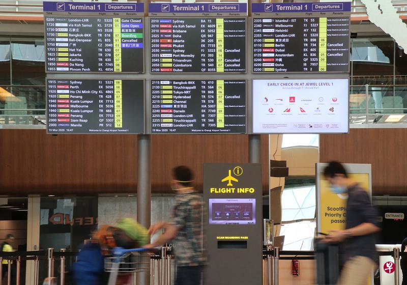 为减低境外输入病例带来的社区传播风险,政府将安排交通,把从英美返新的国人从机场直接载往酒店。(邬福梁摄) 为减低境外输入病例带来的社区传播风险,政府将安排交通,把从英美返新的国人从机场直接载往酒店。(邬福梁摄)