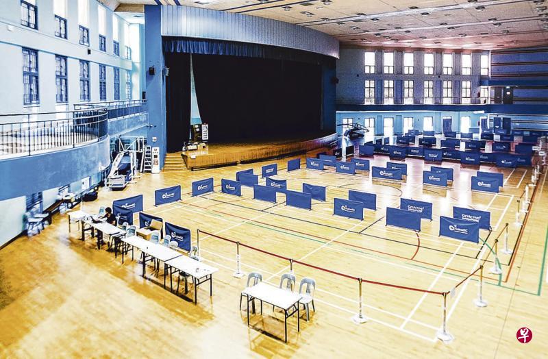 上星期二在裕廊东室内体育场设立的“方舱宿舍”,成功为33名露宿街头的马国员工提供栖身之所。(档案照片) 上星期二在裕廊东室内体育场设立的“方舱宿舍”,成功为33名露宿街头的马国员工提供栖身之所。(档案照片)