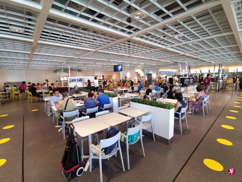 宜家从上周开始落实安全距离措施,不仅移除部分座位,扩大座位之间的距离,点餐区前的地板上也贴上贴纸,提醒顾客保持距离。(宜家提供) 宜家从上周开始落实安全距离措施,不仅移除部分座位,扩大座位之间的距离,点餐区前的地板上也贴上贴纸,提醒顾客保持距离。(宜家提供)