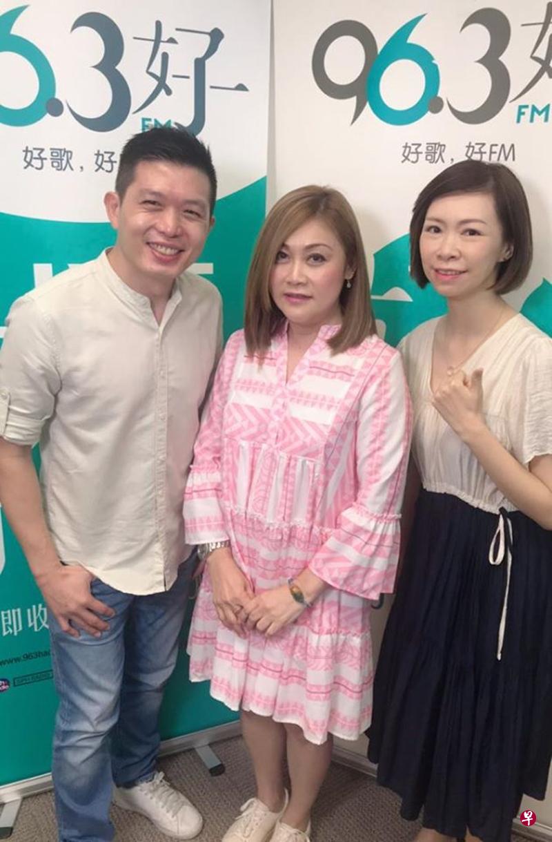 杨莉冰(中)作客温国贤和陈丽仪主持的《下班ING》。(张晓鹏摄) 杨莉冰(中)作客温国贤和陈丽仪主持的《下班ING》。(张晓鹏摄)