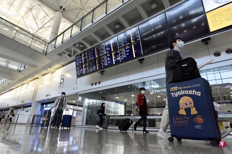 港府卫生防护中心昨天通报,香港新增39起冠病确诊病例,有一名国泰航空管理层职员及一名国泰空服员确诊感染。图为香港国际机场,有旅客及国泰空中服务员步出接机大堂。(中新社) 港府卫生防护中心昨天通报,香港新增39起冠病确诊病例,有一名国泰航空管理层职员及一名国泰空服员确诊感染。图为香港国际机场,有旅客及国泰空中服务员步出接机大堂。(中新社)