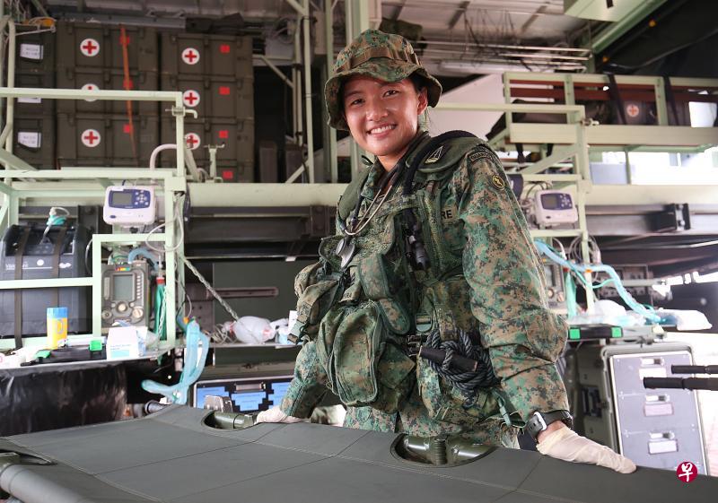 上尉黄征慧医生是首名完成精卫兵训练的女军医,她也将在明年7月到新加坡国立大学医学组织(NUHS)实习培训。(邬福梁摄) 上尉黄征慧医生是首名完成精卫兵训练的女军医,她也将在明年7月到新加坡国立大学医学组织(NUHS)实习培训。(邬福梁摄)