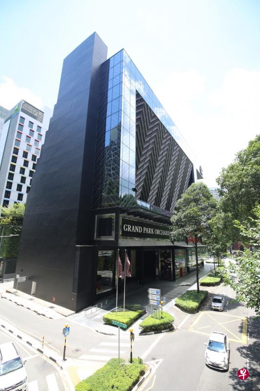 ▼新加坡旅游局征用乌节路的君乐酒店,作为返新国人或准证持有者遵守14天居家通知的专用设施之一。据悉,所有受影响的访客都被迁到附近的君乐皇府。(梁麒麟摄) ▼新加坡旅游局征用乌节路的君乐酒店,作为返新国人或准证持有者遵守14天居家通知的专用设施之一。据悉,所有受影响的访客都被迁到附近的君乐皇府。(梁麒麟摄)