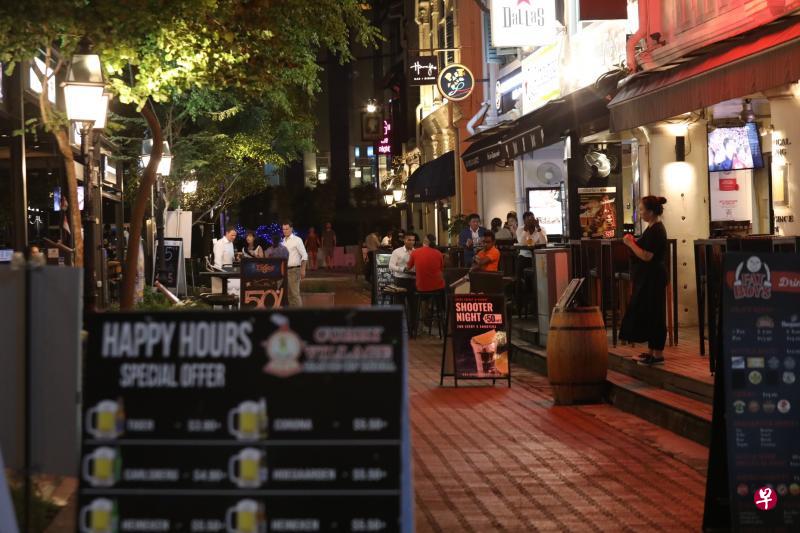 卫生部宣布更严格的抗疫措施,关闭人潮拥挤的酒吧和娱乐场所。位于克拉码头的酒吧也不例外,从明晚午夜开始就得暂时歇业。(邝启聪摄) 卫生部宣布更严格的抗疫措施,关闭人潮拥挤的酒吧和娱乐场所。位于克拉码头的酒吧也不例外,从明晚午夜开始就得暂时歇业。(邝启聪摄)