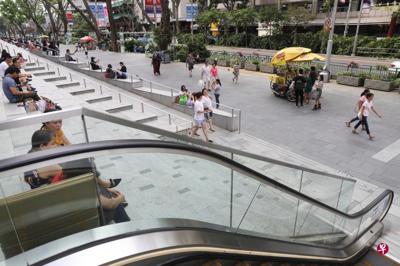 为防止疫情传播,人力部采取更严格的措施,禁止外国工人和女佣聚集,并大力促请他们在休息日待在家中或宿舍里。(档案照) 为防止疫情传播,人力部采取更严格的措施,禁止外国工人和女佣聚集,并大力促请他们在休息日待在家中或宿舍里。(档案照)