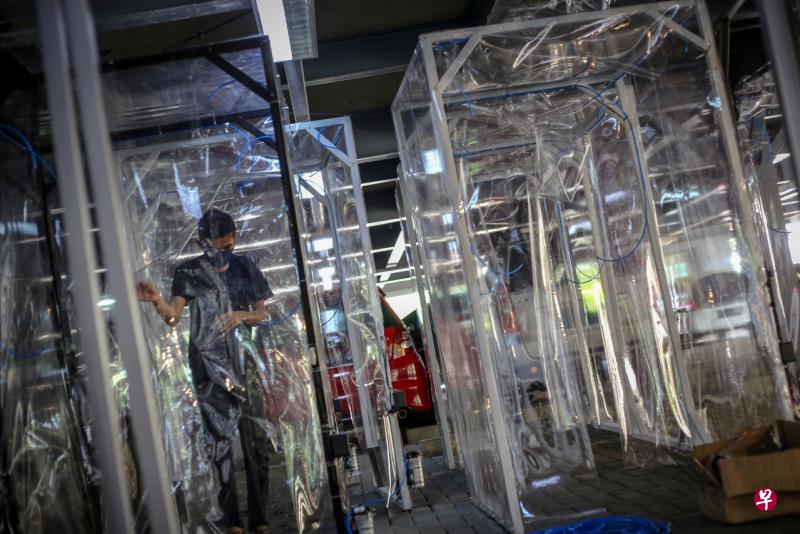 国际货币基金组织将向低收入和新兴市场国家提供500亿美元的紧急安排,以减轻2019冠状病毒疾病(COVID-19)对经济的冲击。图为一名印度尼西亚员工在首都雅加达附近的丹格朗搭建临时消毒室,应对冠病疫情暴发。(路透社) 国际货币基金组织将向低收入和新兴市场国家提供500亿美元的紧急安排,以减轻2019冠状病毒疾病(COVID-19)对经济的冲击。图为一名印度尼西亚员工在首都雅加达附近的丹格朗搭建临时消毒室,应对冠病疫情暴发。(路透社)