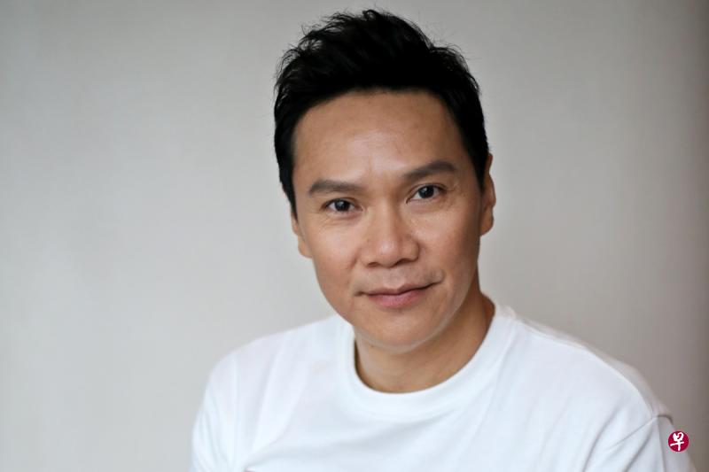 黄炯耀小时候帮父亲派报。(龙国雄摄) 黄炯耀小时候帮父亲派报。(龙国雄摄)