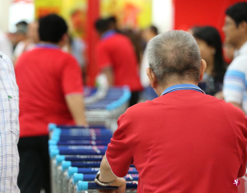 乐龄补贴计划的条件将从今年1月1日起放宽,让家庭人均月入超过1300元但不超过1800元的65岁及以上年长者,也能获得补贴。(档案照) 乐龄补贴计划的条件将从今年1月1日起放宽,让家庭人均月入超过1300元但不超过1800元的65岁及以上年长者,也能获得补贴。(档案照)