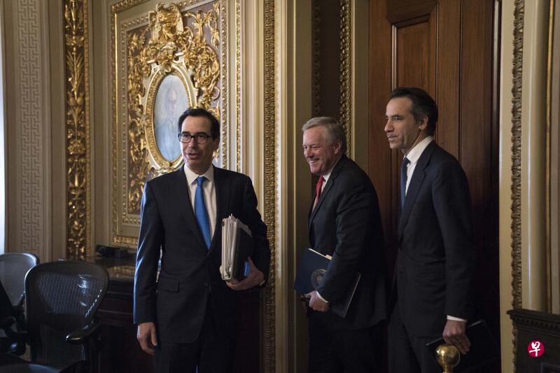 美国参议院和白宫达成一项针对美国经济的两万亿美元刺激计划的协议,缓冲数百万美国人面对冠病危机的打击。图为美国财长姆努钦(左)当地时间周二进入国会大厦。(彭博社) 美国参议院和白宫达成一项针对美国经济的两万亿美元刺激计划的协议,缓冲数百万美国人面对冠病危机的打击。图为美国财长姆努钦(左)当地时间周二进入国会大厦。(彭博社)