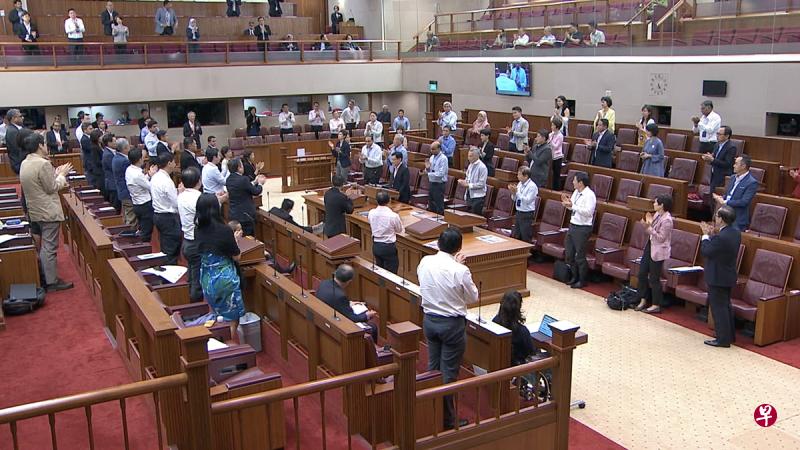 2019冠状病毒疾病疫情持续恶化,政府和政治领袖承诺与国人同舟共济,所有担任政治职务者将带头减薪三个月。(gov.sg视频截图) 2019冠状病毒疾病疫情持续恶化,政府和政治领袖承诺与国人同舟共济,所有担任政治职务者将带头减薪三个月。(gov.sg视频截图)