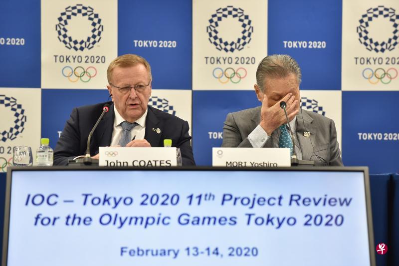 科茨(左)上月在记者会与组委会主席森喜朗(右)比邻而坐,如何安排好奥运新赛期是两人共同面临的巨大挑战。(法新社) 科茨(左)上月在记者会与组委会主席森喜朗(右)比邻而坐,如何安排好奥运新赛期是两人共同面临的巨大挑战。(法新社)