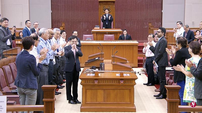 副总理兼财政部长王瑞杰发表追加预算案声明后,平时坐着拍座位扶手表示赞赏的议员,纷纷起立鼓掌致意。(gov.sg视频截图) 副总理兼财政部长王瑞杰发表追加预算案声明后,平时坐着拍座位扶手表示赞赏的议员,纷纷起立鼓掌致意。(gov.sg视频截图)