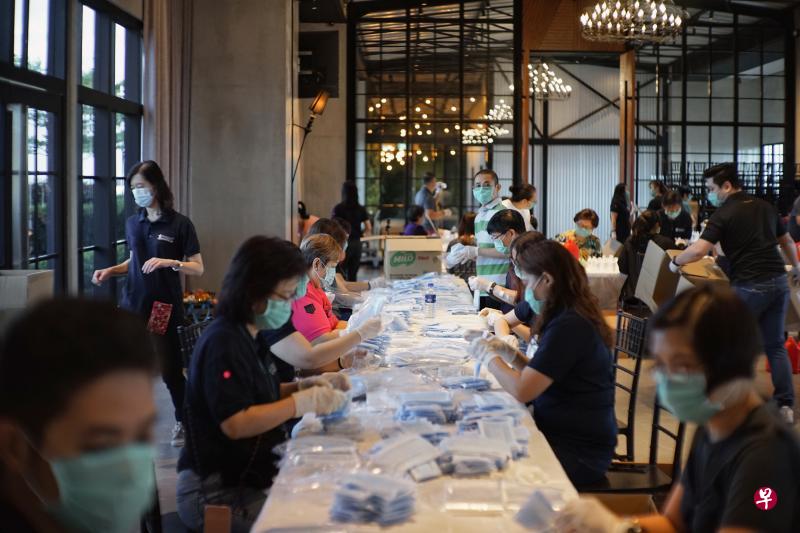 50名来自多个慈善团体和企业的义工,昨天清晨为弱势群体包装5000个礼包。(希望工程联盟提供) 50名来自多个慈善团体和企业的义工,昨天清晨为弱势群体包装5000个礼包。(希望工程联盟提供)