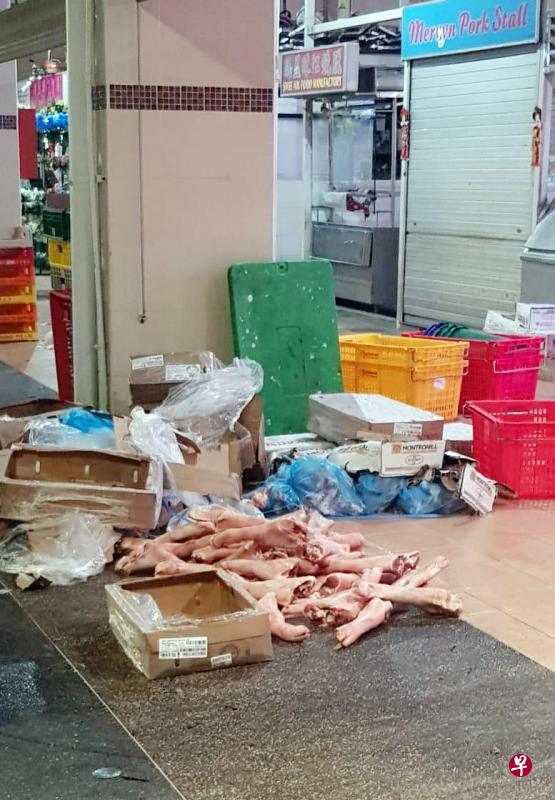 根据读者拍摄的照片,供应商到勿洛北1街第216座巴刹送货时将冷冻猪脚放在巴刹地板上。猪肉摊摊主为此道歉,并承诺下来会让供应商把肉放入档口。(受访者提供) 根据读者拍摄的照片,供应商到勿洛北1街第216座巴刹送货时将冷冻猪脚放在巴刹地板上。猪肉摊摊主为此道歉,并承诺下来会让供应商把肉放入档口。(受访者提供)