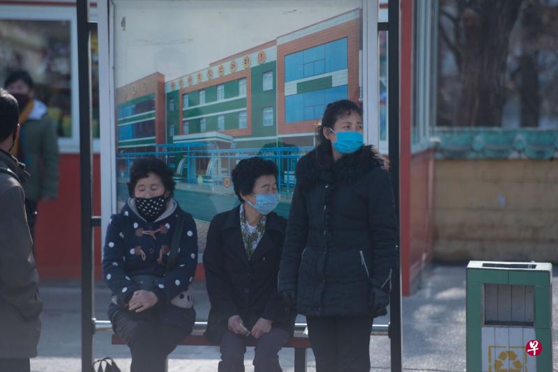 3月26日,在平壤一电车站等车的三名妇女都戴口罩。(法新社) 3月26日,在平壤一电车站等车的三名妇女都戴口罩。(法新社)
