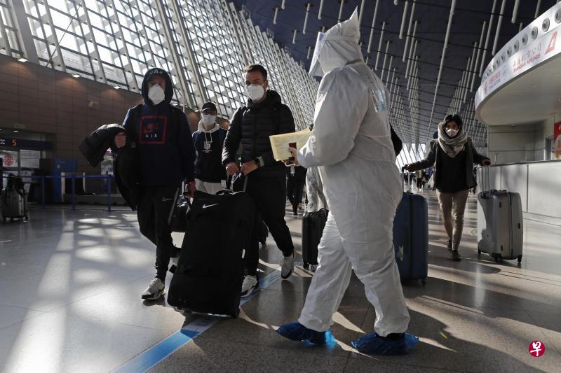 ▲为了阻止境外输入病例,中国全面暂停外国人入境,并大幅减少入境国际航班数量。图为外籍入境旅客在上海浦东机场转机。(中新社) ▲为了阻止境外输入病例,中国全面暂停外国人入境,并大幅减少入境国际航班数量。图为外籍入境旅客在上海浦东机场转机。(中新社)