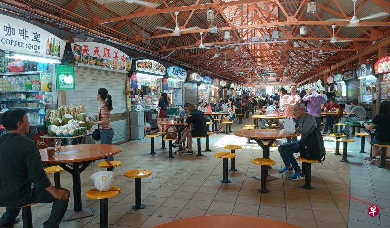 往常午餐时间人潮拥挤的麦士威路熟食中心,如今大部分档口无人排队,半数桌椅空着。(郑雯婕摄) 往常午餐时间人潮拥挤的麦士威路熟食中心,如今大部分档口无人排队,半数桌椅空着。(郑雯婕摄)