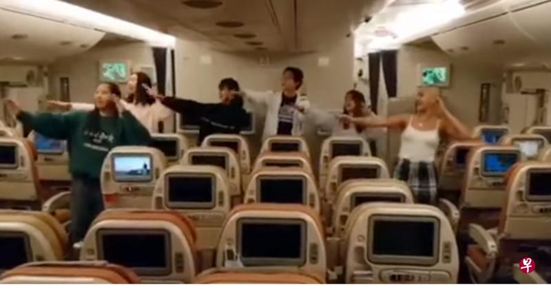 六名新西兰舞蹈学院的本地学生在乘搭新航航班返新时,为答谢机组人员即兴呈献上了在学校学习的瓦依阿塔毛利民歌和舞蹈。(视频截图) 六名新西兰舞蹈学院的本地学生在乘搭新航航班返新时,为答谢机组人员即兴呈献上了在学校学习的瓦依阿塔毛利民歌和舞蹈。(视频截图)