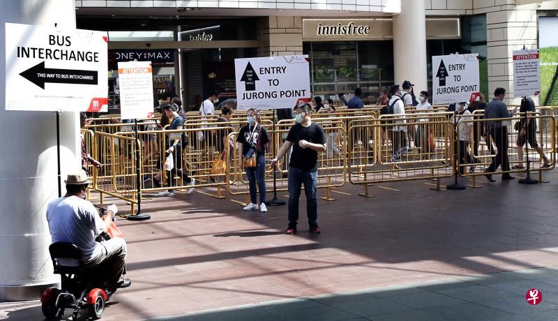 裕廊坊自前晚开始为访客安排指定入口和出口,把进入商场和通往地铁站或巴士总站的两路人群分流和隔开,以此减少接触。(陈来福摄) 裕廊坊自前晚开始为访客安排指定入口和出口,把进入商场和通往地铁站或巴士总站的两路人群分流和隔开,以此减少接触。(陈来福摄)