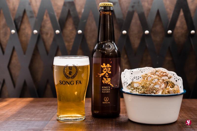 松发肉骨茶与1925精酿公司合作开发的“苑之酿”茶啤酒,炸莲藕片是绝配。 松发肉骨茶与1925精酿公司合作开发的“苑之酿”茶啤酒,炸莲藕片是绝配。