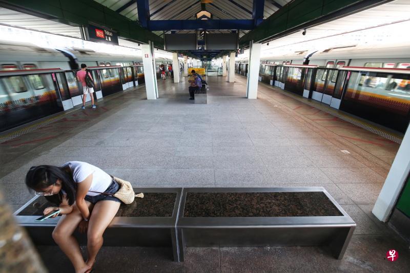 义顺站月台上的“天井”已封起来,让月台更宽敞,提供更多空间让乘客候车。(萧紫薇摄) 义顺站月台上的“天井”已封起来,让月台更宽敞,提供更多空间让乘客候车。(萧紫薇摄)