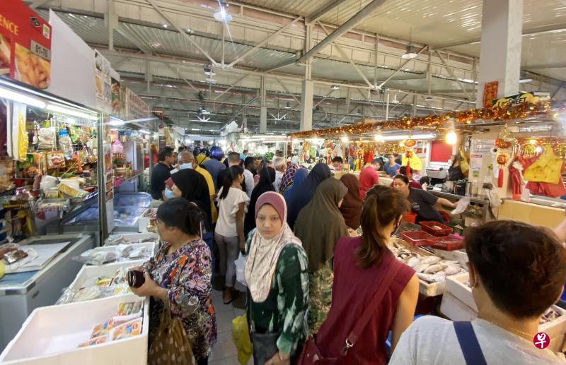 马西岭21巷湿巴刹昨早人潮攒动,一些摊位前也都挤满顾客,摊户说,过去两天到巴刹购买食材的人增加了好些。(张佳莹摄) 马西岭21巷湿巴刹昨早人潮攒动,一些摊位前也都挤满顾客,摊户说,过去两天到巴刹购买食材的人增加了好些。(张佳莹摄)