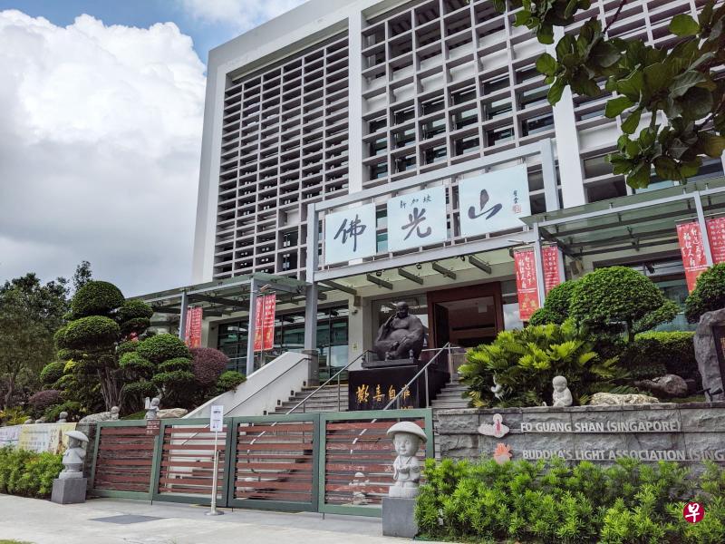 新加坡佛光山上周五配合防疫措施升级暂时关闭,上周末首次把清明“梁皇宝忏法会”改为通过面簿和YouTube直播,让信徒远程参与。(新加坡佛光山提供) 新加坡佛光山上周五配合防疫措施升级暂时关闭,上周末首次把清明“梁皇宝忏法会”改为通过面簿和YouTube直播,让信徒远程参与。(新加坡佛光山提供)