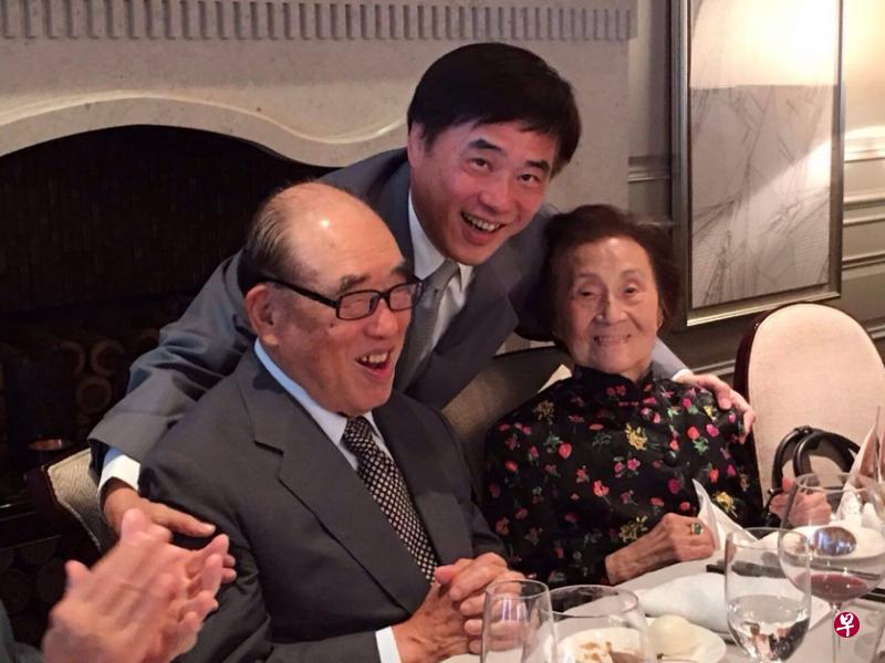 郝龙斌(中)和父亲郝柏村与母亲郭菀华合照。(郝龙斌面簿) 郝龙斌(中)和父亲郝柏村与母亲郭菀华合照。(郝龙斌面簿)