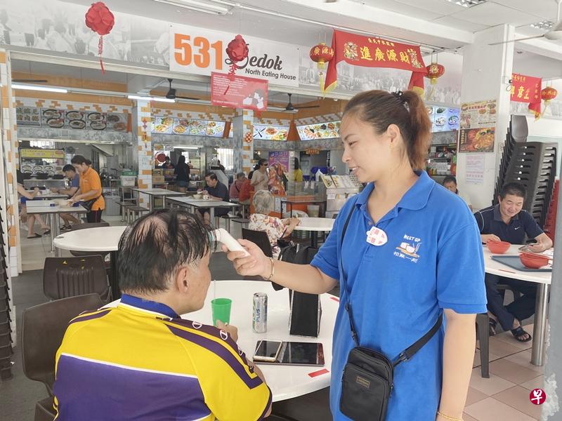 陈仁耀旗下的咖啡店开始为食客量体温,让食客吃得更安心。(杨凯冰摄) 陈仁耀旗下的咖啡店开始为食客量体温,让食客吃得更安心。(杨凯冰摄)