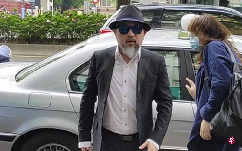 辛龙昨天依旧现身刘真灵堂,一身深灰西装,墨镜是刘真送给他的礼物,帽子则是他送给刘真的。(互联网) 辛龙昨天依旧现身刘真灵堂,一身深灰西装,墨镜是刘真送给他的礼物,帽子则是他送给刘真的。(互联网)