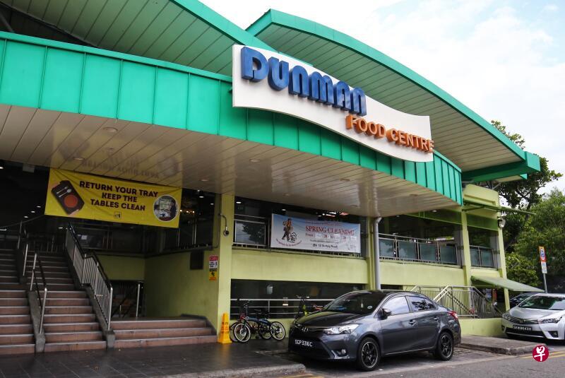 德明熟食中心两层楼只有30摊,但许多摊位都大排长龙,或得拿号码等候。(萧紫薇摄) 德明熟食中心两层楼只有30摊,但许多摊位都大排长龙,或得拿号码等候。(萧紫薇摄)