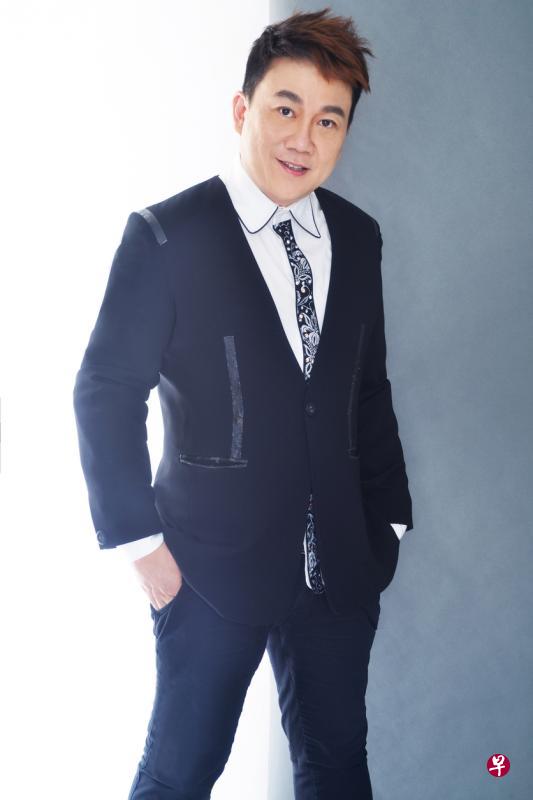 本地音乐人方钟桦在《疫起来晨运》直播节目,跟人协健身操导师一起做运动。他希望通过参与活动,鼓励更多年长者学习观看网络直播,在家中多做运动保持身心健康。(受访者提供) 本地音乐人方钟桦在《疫起来晨运》直播节目,跟人协健身操导师一起做运动。他希望通过参与活动,鼓励更多年长者学习观看网络直播,在家中多做运动保持身心健康。(受访者提供)