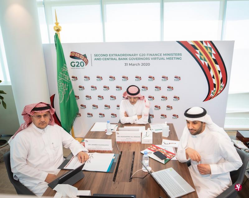 二十国集团的贸易部长周一同意保持市场开放,确保各项货品自由畅通。图为沙特金融管理局局长胡利费(左)和沙特财政大臣贾丹(中)出席G20视频会议。(新华社) 二十国集团的贸易部长周一同意保持市场开放,确保各项货品自由畅通。图为沙特金融管理局局长胡利费(左)和沙特财政大臣贾丹(中)出席G20视频会议。(新华社)