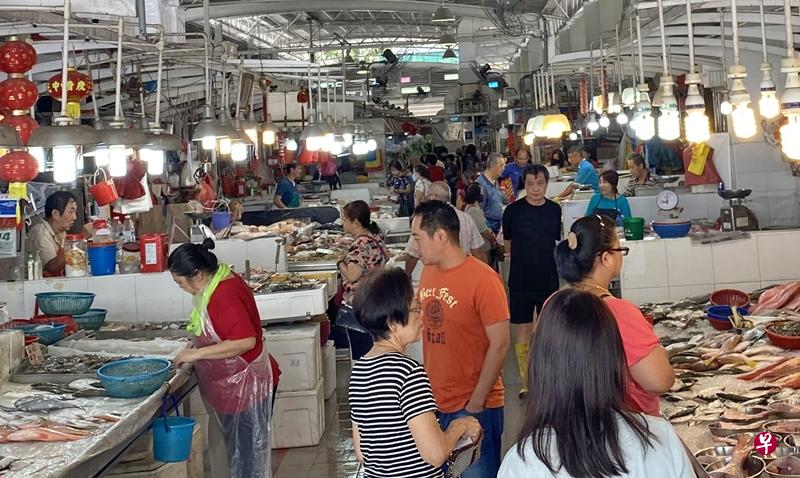 新明日报记者今早走访宏茂桥大牌628的湿巴刹时发现巴刹人潮已减,老人比平时少了一些。(杨凯冰摄) 新明日报记者今早走访宏茂桥大牌628的湿巴刹时发现巴刹人潮已减,老人比平时少了一些。(杨凯冰摄)