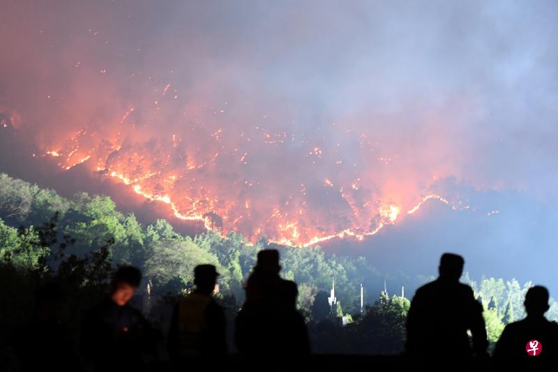 消防员前天在凉山西昌泸山的森林火场中展开扑救工作。(路透社) 消防员前天在凉山西昌泸山的森林火场中展开扑救工作。(路透社)