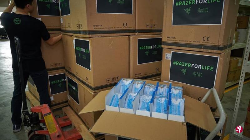 雷蛇之前已将设在中国的部分生产线改为制造口罩,首批口罩正送往世界各地的卫生单位,公司接下来一个月内也会在我国设立本地首个全自动化的口罩生产线。(取自陈民亮面簿) 雷蛇之前已将设在中国的部分生产线改为制造口罩,首批口罩正送往世界各地的卫生单位,公司接下来一个月内也会在我国设立本地首个全自动化的口罩生产线。(取自陈民亮面簿)