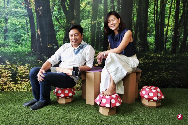 蔡镇宇(左)和伍碧丽夫妇用纸板取代木材,打造坚固又美观的创意与家居产品。(陈佩敏摄) 蔡镇宇(左)和伍碧丽夫妇用纸板取代木材,打造坚固又美观的创意与家居产品。(陈佩敏摄)