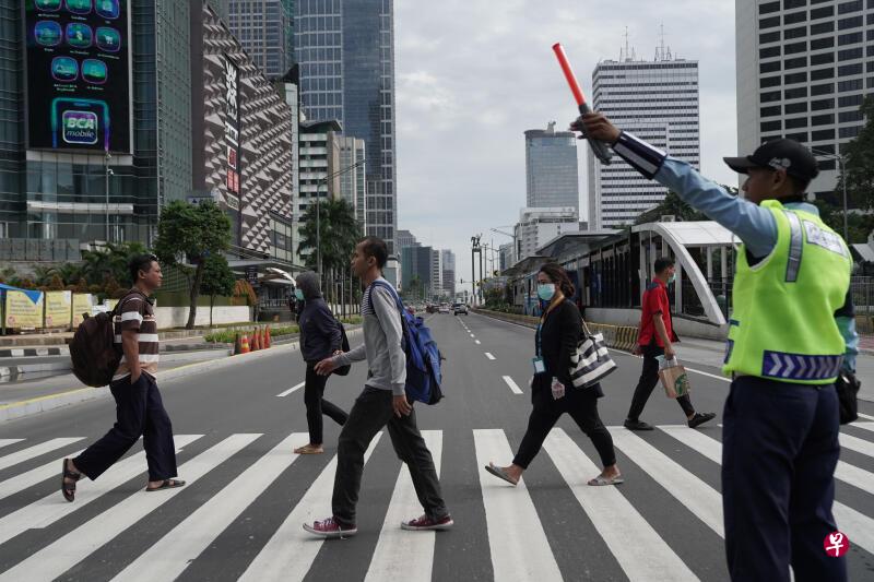 印尼政府同意重新分配选举预算中剩余9万亿印尼盾(约8亿新元),用于疫情防控。(彭博社) 印尼政府同意重新分配选举预算中剩余9万亿印尼盾(约8亿新元),用于疫情防控。(彭博社)