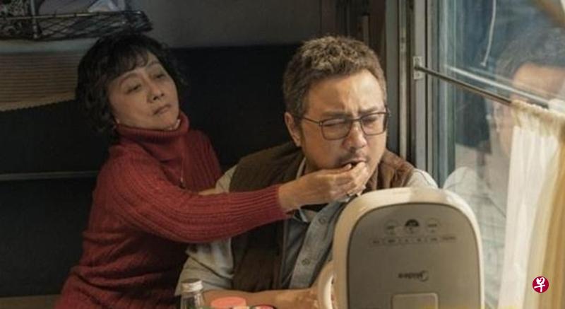 黄梅莹(图左)饰演的母亲不断喂食徐峥饰演的儿子。(互联网) 黄梅莹(图左)饰演的母亲不断喂食徐峥饰演的儿子。(互联网)
