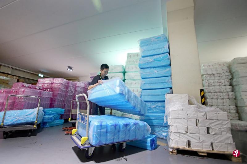 从柔佛进口泡沫饭盒的远扬私人有限公司老板曾源坤说,他们的泡沫饭盒供应量已经恢复大约70%。(严宣融摄) 从柔佛进口泡沫饭盒的远扬私人有限公司老板曾源坤说,他们的泡沫饭盒供应量已经恢复大约70%。(严宣融摄)