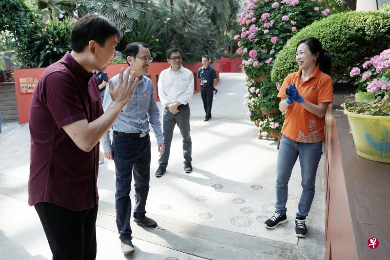 贸工部兼教育部高级政务部长徐芳达（左一）走访滨海湾花园的花穹，向在非常时期还勤于维持花园的前线工作人员表达谢意。（特约张荣摄）