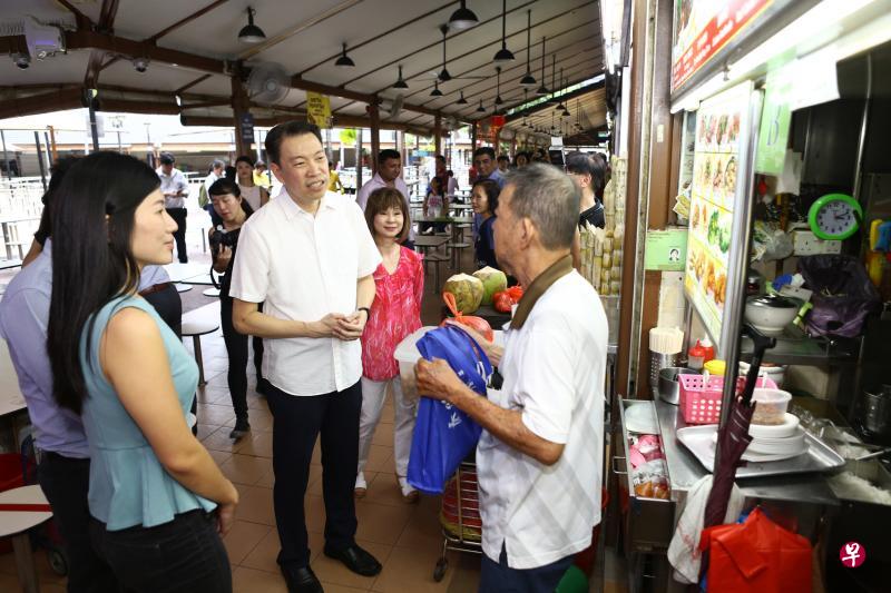 环境及水源部兼卫生部高级政务部长许连碹博士(左三)昨天与负责纽顿小贩中心所在地区的丹戎巴葛集选区议员杨益财(左二),以及联合利华国际的职员,分发关怀礼包给小贩。(林明顺摄) 环境及水源部兼卫生部高级政务部长许连碹博士(左三)昨天与负责纽顿小贩中心所在地区的丹戎巴葛集选区议员杨益财(左二),以及联合利华国际的职员,分发关怀礼包给小贩。(林明顺摄)