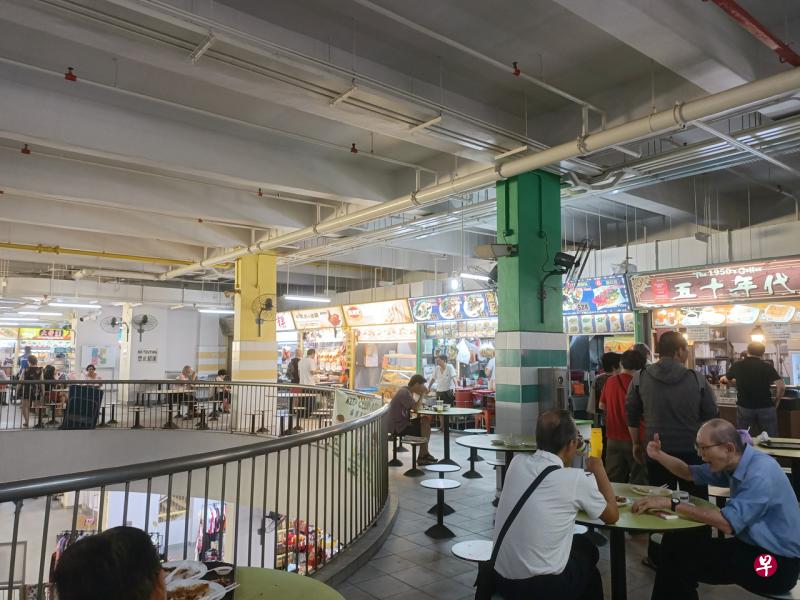 包括餐馆、小贩中心、咖啡店和食阁在内的本地餐饮场所,下周二(4月7日)起不允许当场食用。(档案照) 包括餐馆、小贩中心、咖啡店和食阁在内的本地餐饮场所,下周二(4月7日)起不允许当场食用。(档案照)