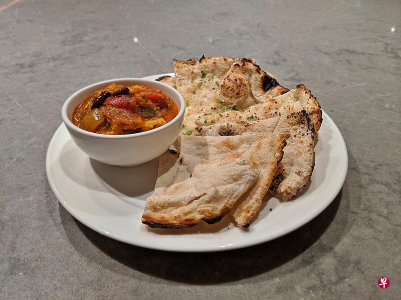 不同口味的馕配鱼肉咖喱。 不同口味的馕配鱼肉咖喱。